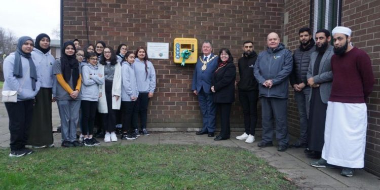 Remaja Muslimah Blackburn Galang Dana Beli Defibrillator untuk Selamatkan Nyawa