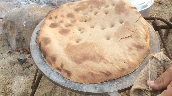 Warga Saudi Nikmati Memasak Hidangan Daerah Secara Tradisional Ketika Berkemah di Hutan