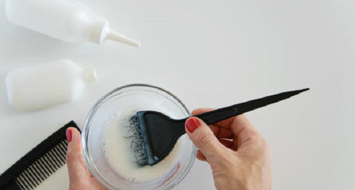 Tips Mewarnai Rambut Sendiri di Rumah