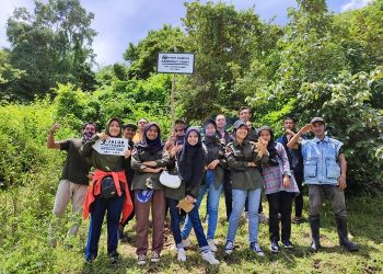 Mahasiswa KKN Tematik Unram Buat Jalur Evakuasi di Desa Gili Gede Indah