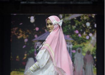 Fanny Saptalia Pamerkan Koleksi Busana Muslim "Falling in Love" di Jakarta Fashion Trend 2022
