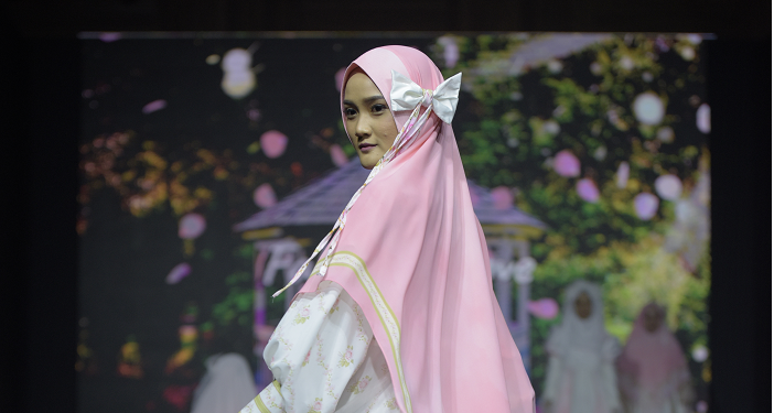 Fanny Saptalia Pamerkan Koleksi Busana Muslim "Falling in Love" di Jakarta Fashion Trend 2022