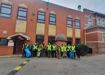 Relawan Masjid West Midlands Bantu Bersihkan Sampah di Jalan Kota Coventry