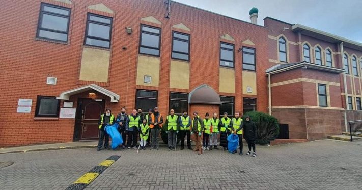 Relawan Masjid West Midlands Bantu Bersihkan Sampah di Jalan Kota Coventry