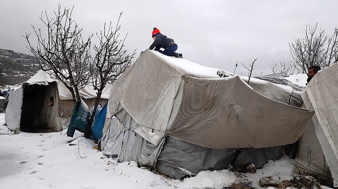 Warga Palestina Galang Dana untuk Pengungsi Suriah yang Tinggal di Tenda