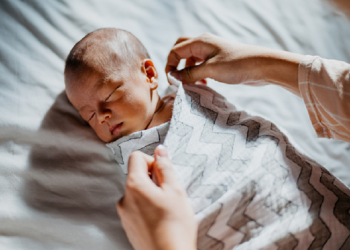 Membedong Bayi atau Tidak?