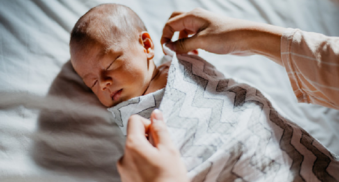 Membedong Bayi atau Tidak?