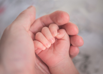 Kenali 5 Tanda Bayi Sudah Kenyang Minum ASI, Tangan Tidak Mengepal