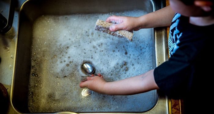4 Keuntungan Melibatkan Anak dalam Pekerjaan Rumah Tangga
