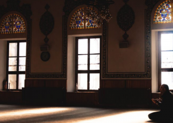 Tafsir Surat Al-Kautsar Ayat 2, Dirikanlah Shalat dan Berkurbanlah