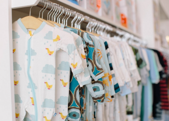 Alasan Anak-Anak Mengisap Pakaiannya, Perlukah Dikhawatirkan?