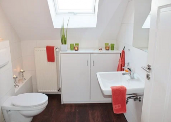 8 Adab Buang Air dan Istinja'