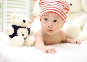 4 Posisi Alternatif Bagi Bayi yang Tidak Suka Tummy Time