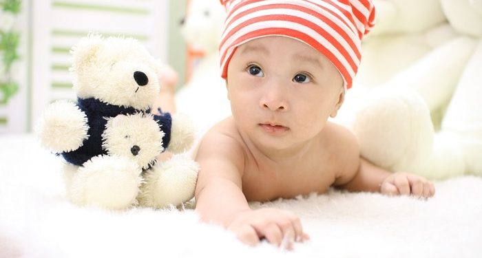 4 Posisi Alternatif Bagi Bayi yang Tidak Suka Tummy Time