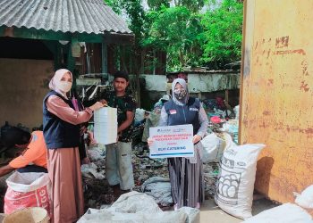 LAZ Al Azhar Cilacap Distribusikan Ratusan Paket Makanan Siap Saji