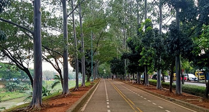Senja Berlabuh di Banjir Kanal Timur (BKT)