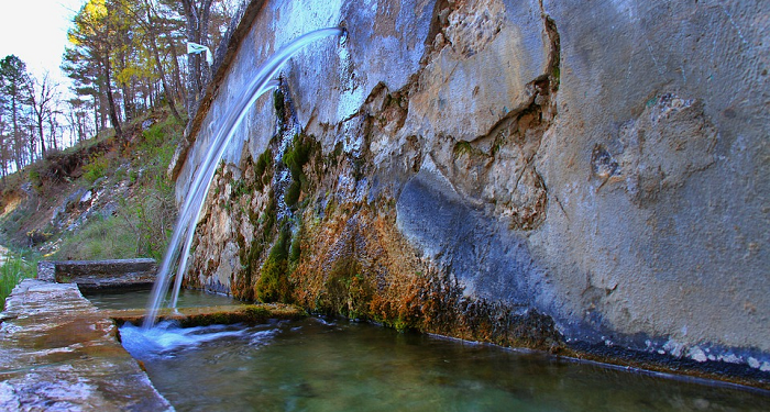 4 Cara Mensucikan Benda dari Najis dengan Air