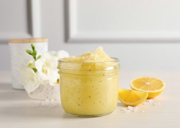 Cara Eksfoliasi yang Tepat pada Bibir yang Kering dan Pecah-Pecah