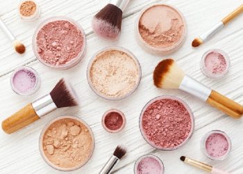 3 Tehnik Mengaplikasin Blush On agar Terkesan Plump dan Merona