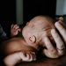 Jangan Langsung Menggendong Bayi Saat Matanya Terbuka