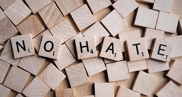 Sembunyikan Kejengkelan Hati