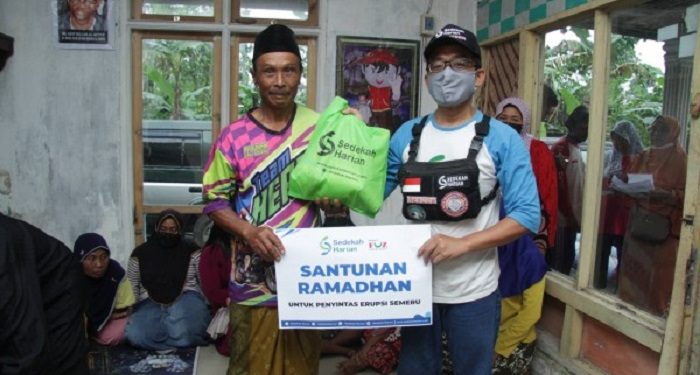 Sedekah Harian Salurkan Santunan Ramadan bagi Warga Korban Terdampak Erupsi Gunung Semeru
