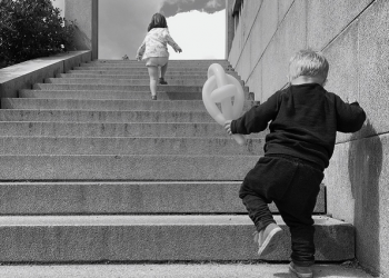 Tahap Perkembangan Balita Saat Belajar Menaiki Tangga