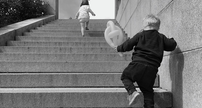 Tahap Perkembangan Balita Saat Belajar Menaiki Tangga