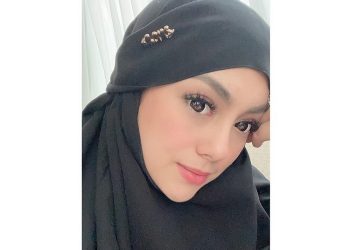 Tampil Berhijab dan Izinkan Anak Tarawih, Celine Evangelista Mualaf?