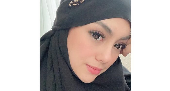 Tampil Berhijab dan Izinkan Anak Tarawih, Celine Evangelista Mualaf?
