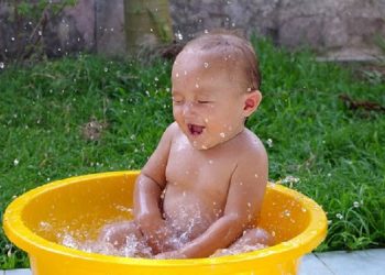 Tips Mengajak Si Kecil Mandi dengan Tenang