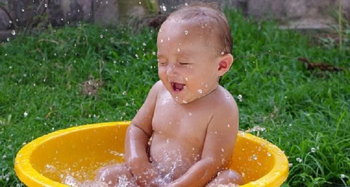 Tips Mengajak Si Kecil Mandi dengan Tenang
