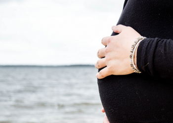 Hindari Tidur Telentang, Inilah Posisi Tidur yang Baik untuk Ibu Hamil!