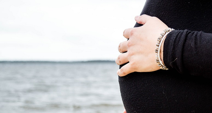 Hindari Tidur Telentang, Inilah Posisi Tidur yang Baik untuk Ibu Hamil!