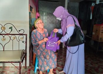 Salimah Kalsel Bagi-bagi Takjil di Sekitaran Sekretariat