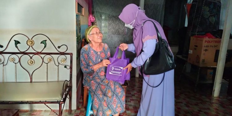 Salimah Kalsel Bagi-bagi Takjil di Sekitaran Sekretariat