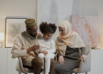 Memperlakukan Keluarga dengan Baik