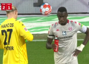 Pertama dalam Sejarah Liga Sepak Bola Jerman, Pertandingan Dihentikan untuk Membiarkan Pemain Berbuka Puasa