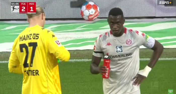 Pertama dalam Sejarah Liga Sepak Bola Jerman, Pertandingan Dihentikan untuk Membiarkan Pemain Berbuka Puasa