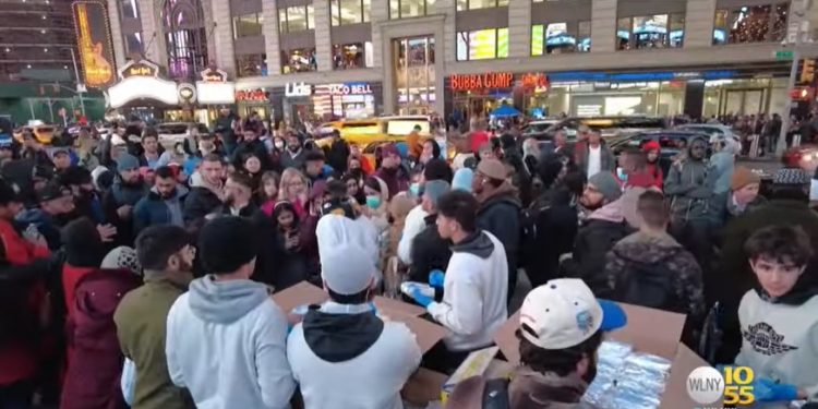 Ratusan Muslim Berkumpul di Times Square untuk Berbuka Puasa