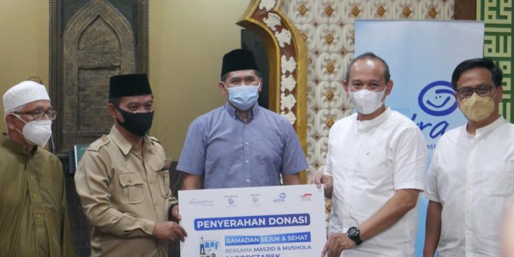 Ramadan Sejuk dengan Program Bersihkan 2000 AC Masjid
