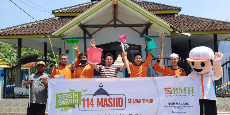 Laznas BMH Jatim Gelar Bersih-bersih 114 Masjid