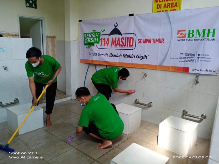 Laznas BMH Jatim Gelar Bersih-bersih 114 Masjid