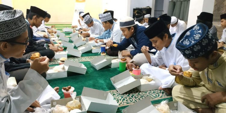 Ramadan 2022, Laznas BMH Berbagi Paket Buka Puasa untuk 1.313 Santri di Jawa Timur