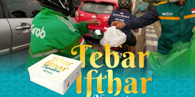 Wujudkan Ramadan Kaffah, Muslimah Wahdah Makassar Bagikan 16850 Paket Ifthar