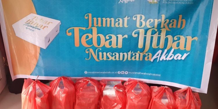 Muslimah Wahdah Islamiyah Takalar Bagikan 875 Paket Ifthar di 9 Kecamatan