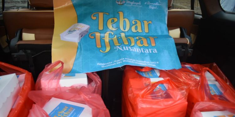 Muslimah DPD Wahdah Islamiyah Wajo Tebar 1.162 Paket Ifthar di 6 Kecamatan