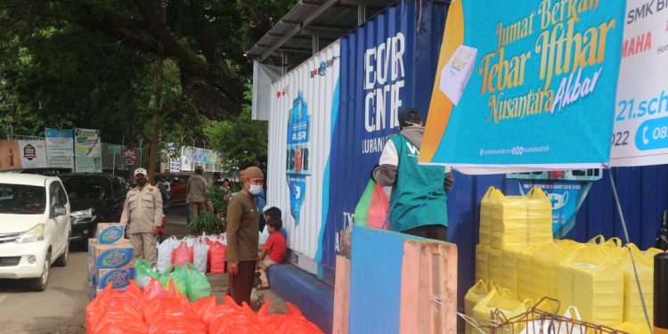 Muslimah DPW WI Sulsel Bagikan Paket Ifthar Serentak di 24 Kabupaten