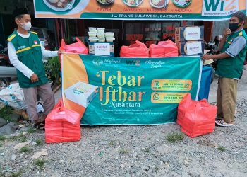 4 Muslimah Wahdah Islamiyah Cabang di Luwu Utara Salurkan 770 Paket Ifthar Tahap Pertama