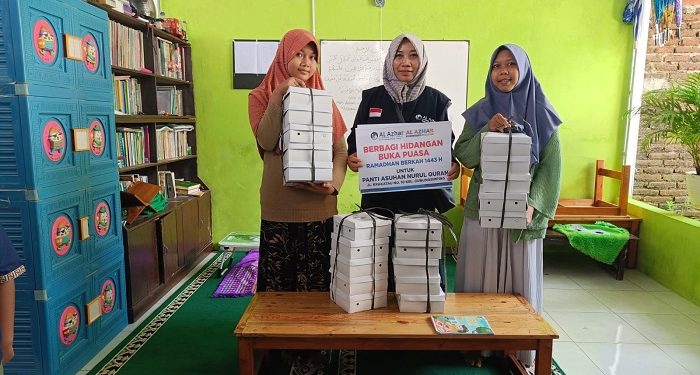 LAZ Al Azhar Cilacap Bagikan Ratusan Paket Buka Puasa